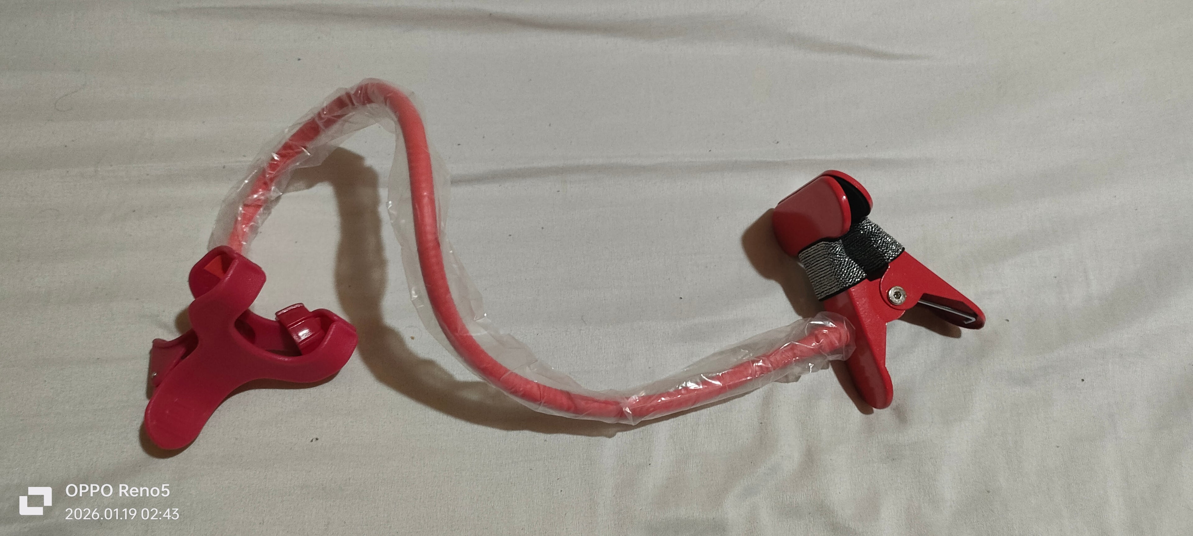 حامل هاتف مرن يغنيك عن حمل الهاتف بيدك