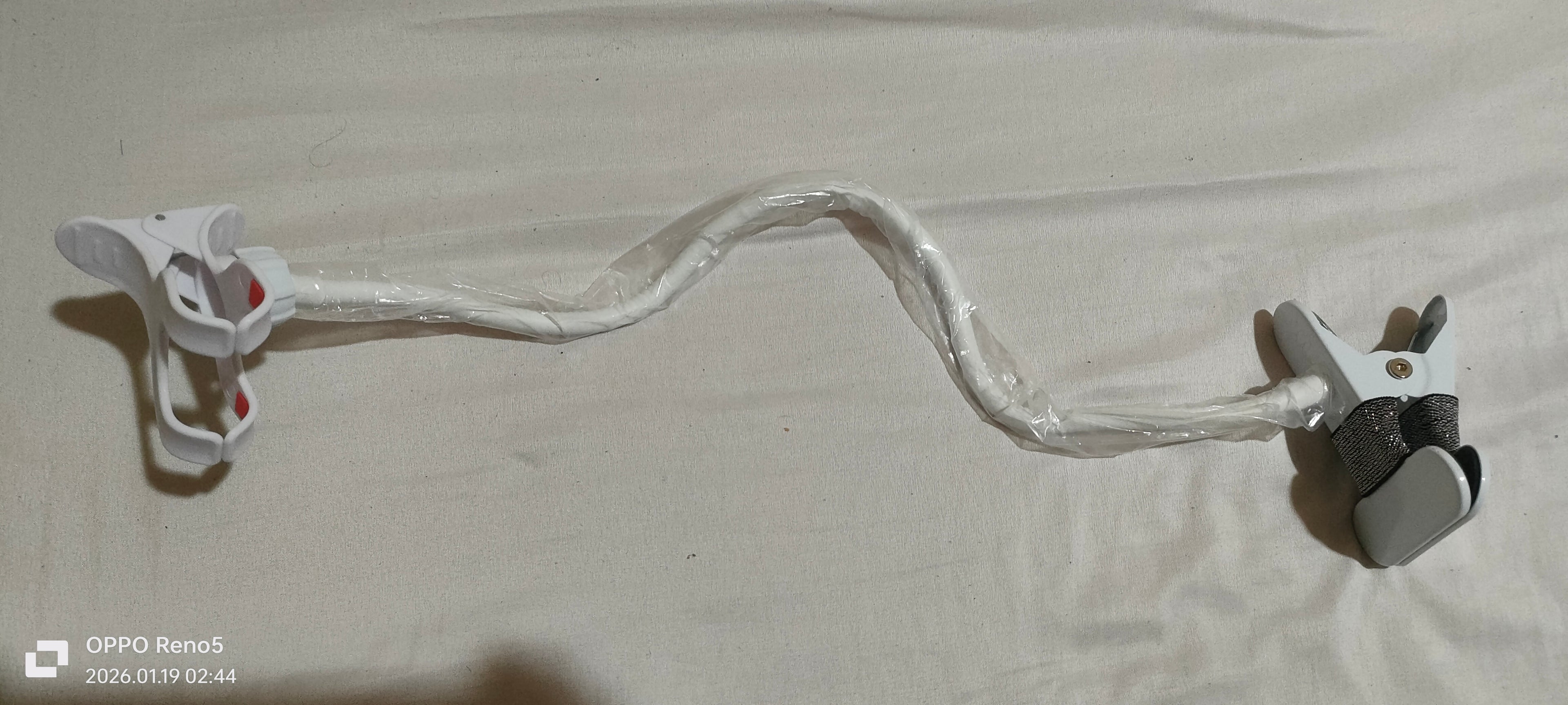 حامل هاتف مرن يغنيك عن حمل الهاتف بيدك